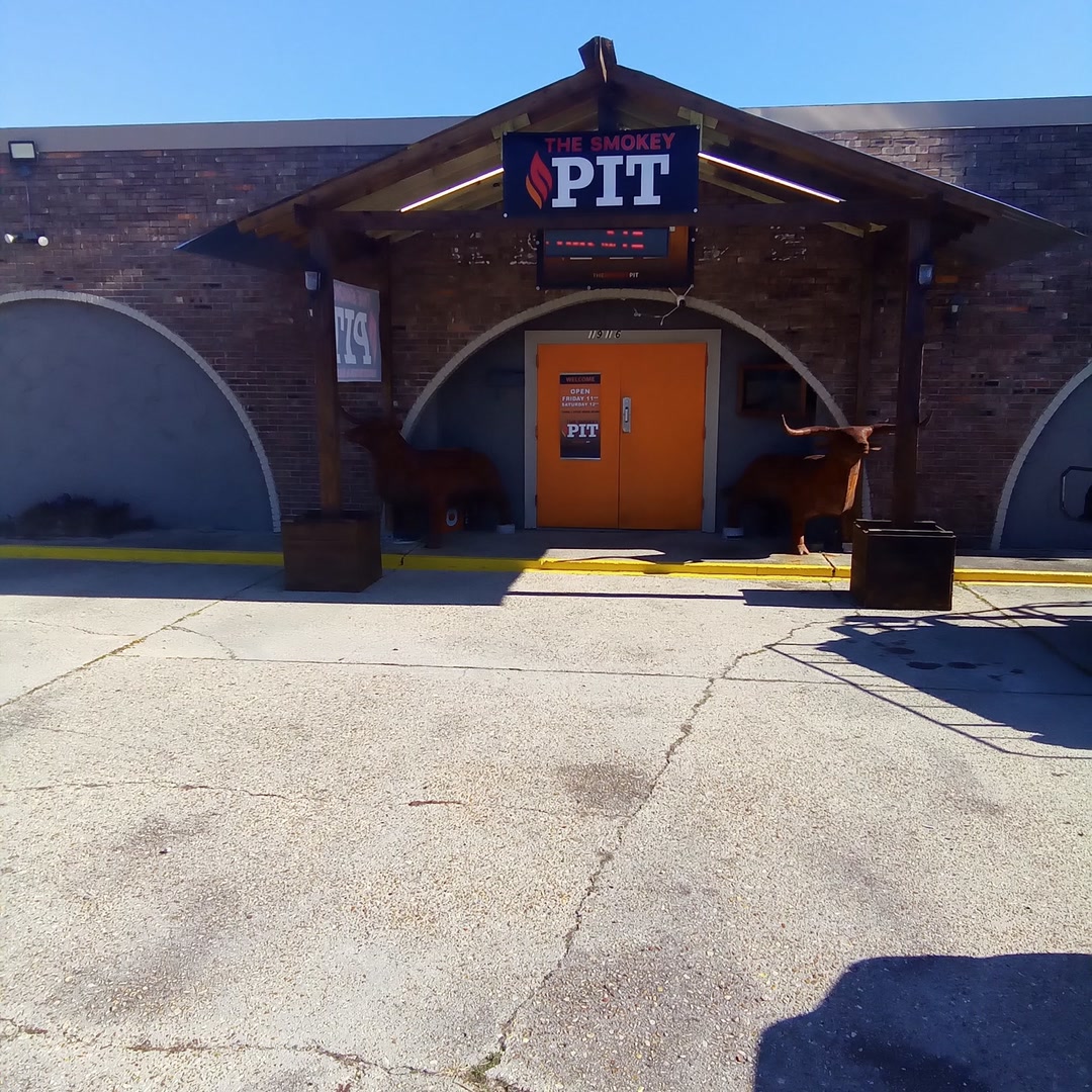 Entrance of The Smokey Pit with longhorn statues.